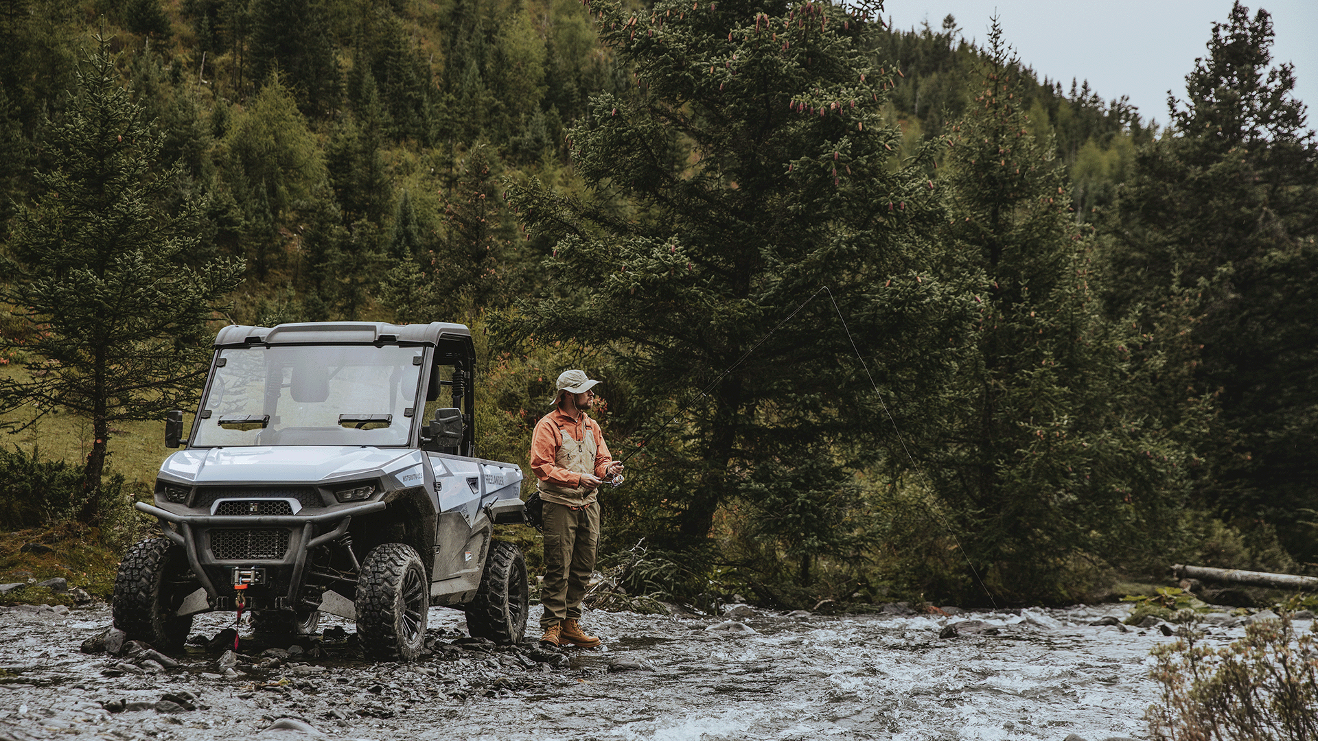 Hisun Freelander w lesie przy rzece